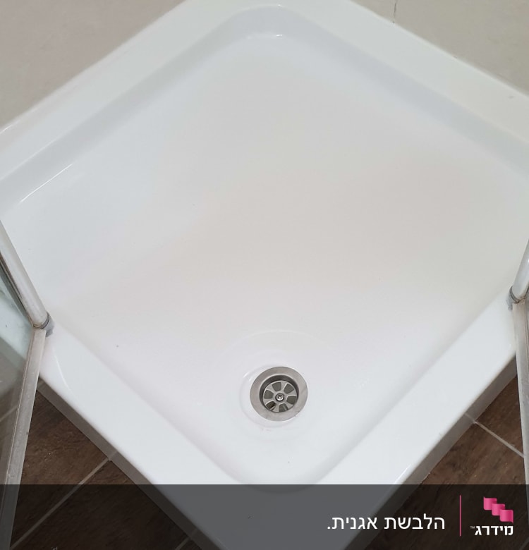 מקלחון עם רצפת קרמיקה וניקוז מתכת עגול